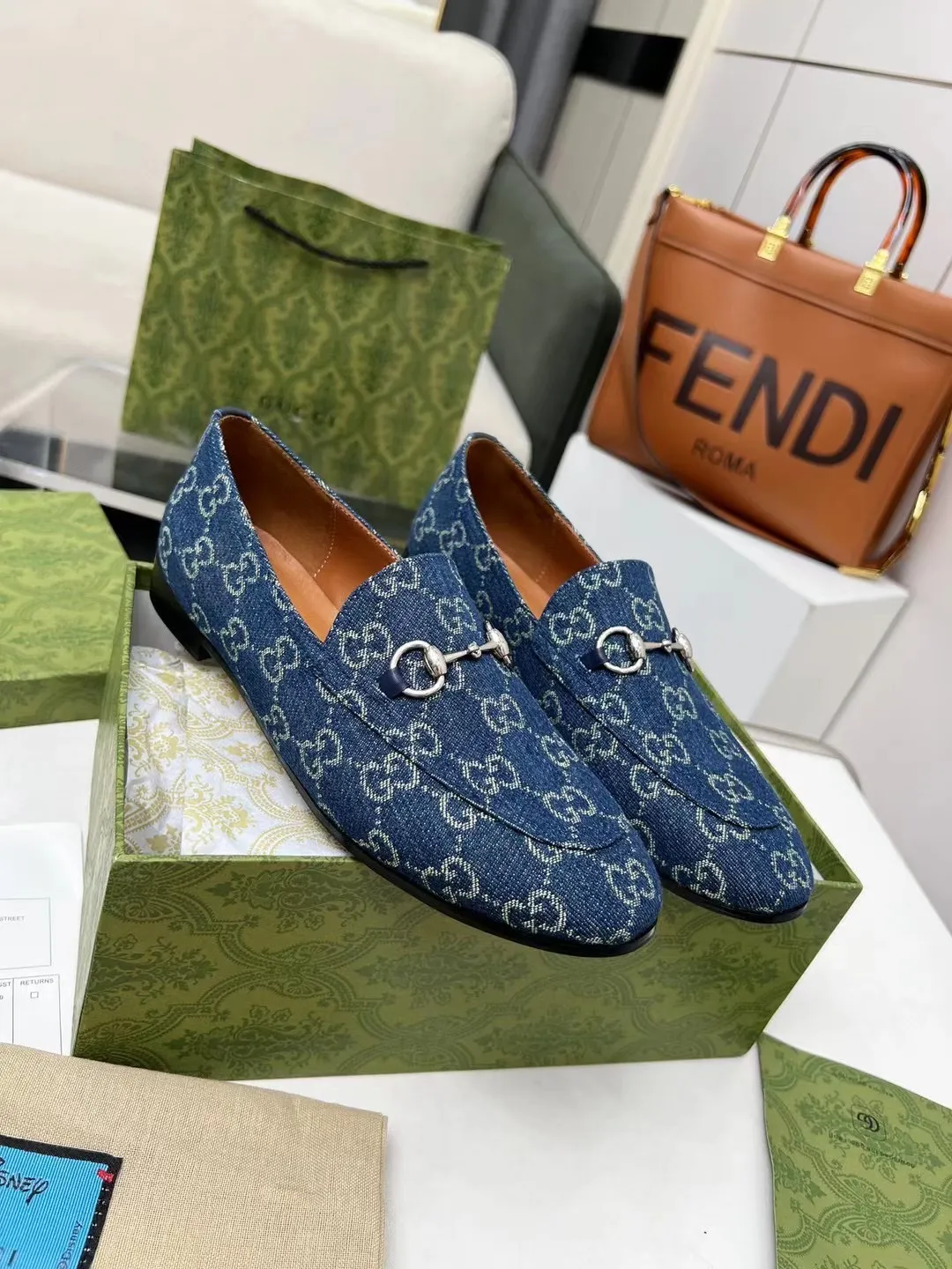 👟👟Ex-factory price 400👟👟 Genuine leather sole +50 Men +20 GUCCI's latest fabric, double G side, electric embroidered large double G, chasing fashion, special matching, worth owning, super comfortable on the feet, generous and decent. Heel height 2Cm. Multiple colors to choose from: sizes 35-42, the picture above is a big seller. Male 38-46